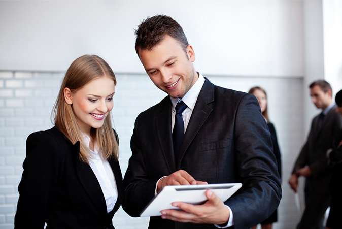 https://tangerangmaju.com/uploads/images/newsimages/maannewsimage23122023_112541_business-people-tablet.jpg